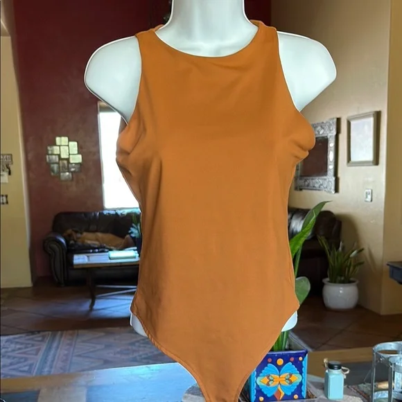 ReoRia Rust Bodysuit with Crew Neck and Form-Fitting Design - Picture 2 of 4